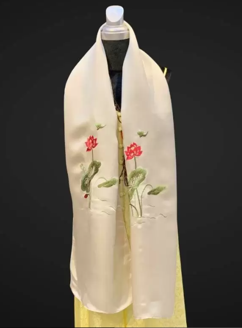 khăn lụa tơ tằm thêu tay hoa sen