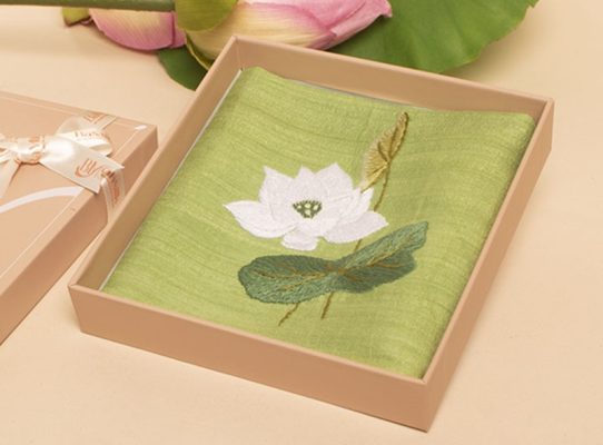 khăn lụa đũi tơ tằm thêu hoa sen